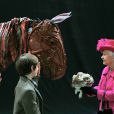 La reine Elizabeth II devant une sculpture de  War Horse  le 22 octobre 2013 au National Theatre à l'occasion du 50e anniversaire de l'établissement, à la veille du baptême de leur arrière-petit-fils le prince George.