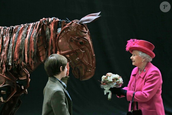 La reine Elizabeth II devant une sculpture de War Horse le 22 octobre 2013 au National Theatre à l'occasion du 50e anniversaire de l'établissement, à la veille du baptême de leur arrière-petit-fils le prince George.