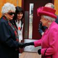 La reine Elizabeth II et son mari le duc d'Edimbourg se déplaçaient le 22 octobre 2013 au National Theatre à l'occasion de son 50e anniversaire, à la veille du baptême de leur arrière-petit-fils le prince George.