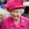 La reine Elizabeth II et son mari le duc d'Edimbourg se déplaçaient le 22 octobre 2013 au National Theatre à l'occasion de son 50e anniversaire, à la veille du baptême de leur arrière-petit-fils le prince George.
