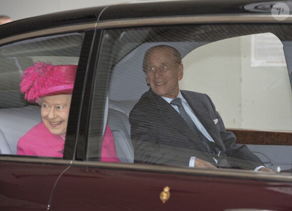 Elizabeth II et son époux le duc d'Edimbourg se déplaçaient le 22 octobre 2013 au National Theatre à l'occasion de son 50e anniversaire, à la veille du baptême de leur arrière-petit-fils le prince George.
