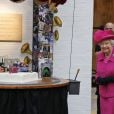 Elizabeth II et son époux le duc d'Edimbourg se déplaçaient le 22 octobre 2013 au National Theatre à l'occasion de son 50e anniversaire, à la veille du baptême de leur arrière-petit-fils le prince George.