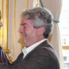 Le chanteur Thomas Fersen et Bernard Chérèze, fait Chevalier des Arts et Lettres, à Paris, le 4 octobre 2006.