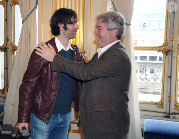Le chanteur Thomas Fersen et Bernard Chérèze, fait Chevalier des Arts et Lettres, à Paris, le 4 octobre 2006.