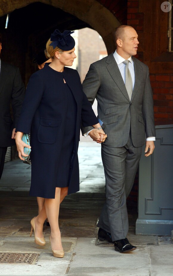 Zara Phillips, enceinte de son premier enfant, arrivant avec son mari Mike Tindall au palais Saint James pour le baptême du prince George de Cambridge, le 23 octobre 2013.