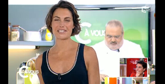 L'animatrice Alessandra Sublet était l'invitée d'Anne-Sophie Lapix dans "C à vous" sur France 5. Mercredi 23 octobre 2013. Ici on peut la voir dans le pilote de l'émission.