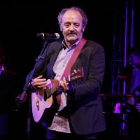 Louis Chedid : De retour avec ''Scoop'', un clip pop et ultracoloré