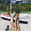 Les mannequins Maryna Linchuk et Karina Gubanova profitent d'un après-midi plage à Miami, le 21 octobre 2013.
