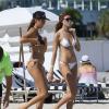 Les mannequins Maryna Linchuk et Karina Gubanova profitent d'un après-midi plage à Miami, le 21 octobre 2013.