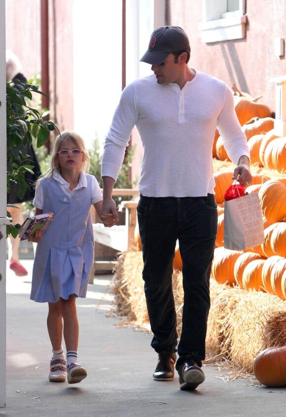 Ben Affleck et sa fille Violet vont au Brentwood Country Mart de Los Angeles, le 24 octobre 2013.