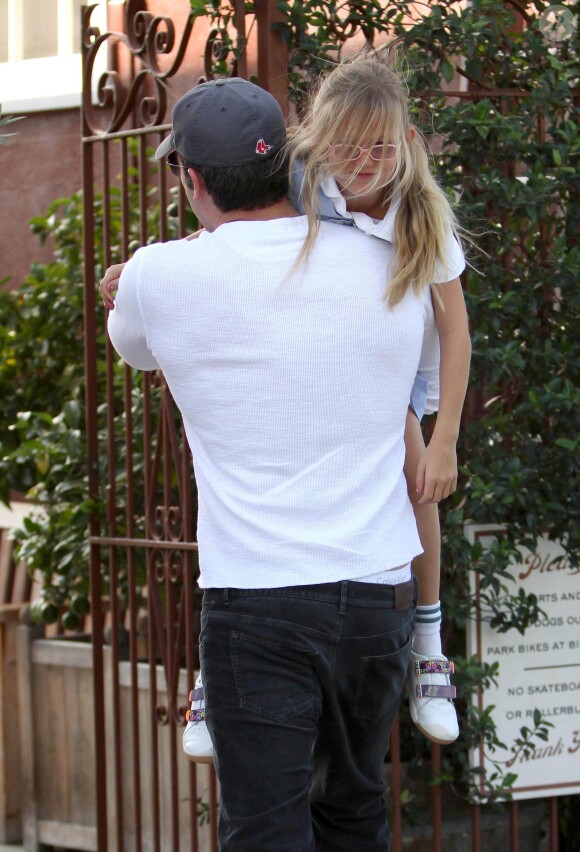 Ben Affleck emmène sa fille Violet au Brentwood Country Mart à Los Angeles, le 24 octobre 2013.