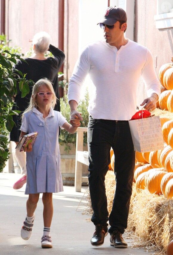 Ben Affleck emmène sa fille Violet au Brentwood Country Mart à Los Angeles, le 24 octobre 2013.