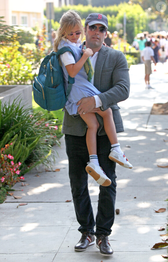 Ben Affleck va chercher sa fille Violet à l'école à Santa Monica, le 24 octobre 2013.