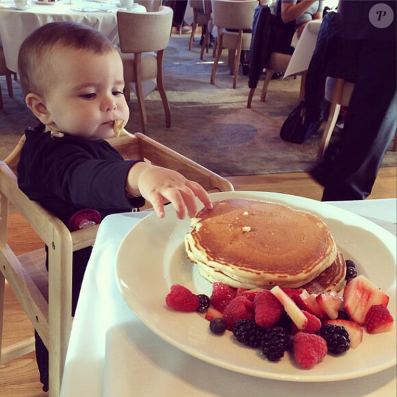 Jade Foret voit sa petite Liva lui piquer son petit-déjeuner, le 9 octobre 2013 à New York