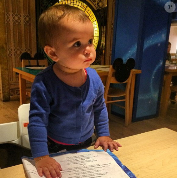 La petite Liva au Disney Café chez Harrods, le 14 octobre 2013