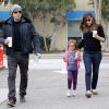 Ben Affleck, plus musclé, et sa femme l'actrice Jennifer Garner avec leur fille Seraphina à Santa Monica le 25 Octobre 2013.
