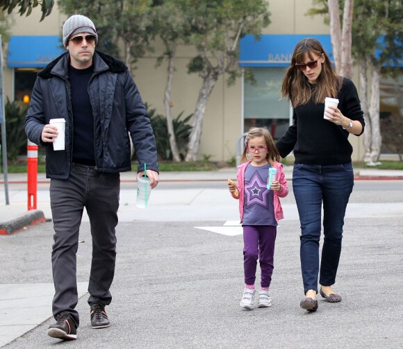 Ben Affleck, plus musclé, et sa femme l'actrice Jennifer Garner avec leur fille Seraphina à Santa Monica le 25 Octobre 2013.