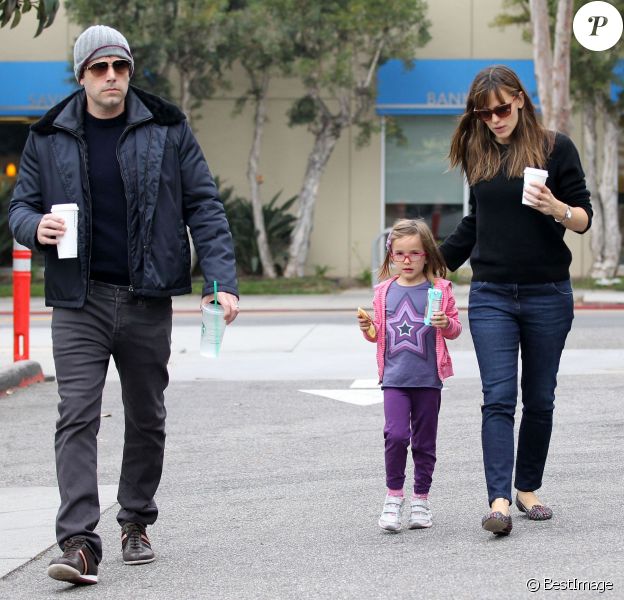 Ben Affleck, plus musclé, et sa femme l'actrice Jennifer Garner avec leur fille Seraphina à Santa Monica le 25 Octobre 2013.