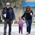 Ben Affleck et sa femme l'actrice Jennifer Garner avec leur fille Seraphina vont petit-déjeuner à Santa Monica le 25 Octobre 2013.