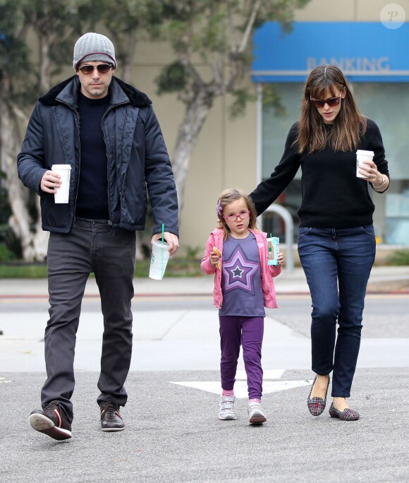 Ben Affleck et sa femme l'actrice Jennifer Garner avec leur fille Seraphina vont petit-déjeuner à Santa Monica le 25 Octobre 2013.