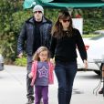 Ben Affleck en retrait avec sa femme l'actrice Jennifer Garner et leur fille Seraphina à Santa Monica le 25 Octobre 2013.
