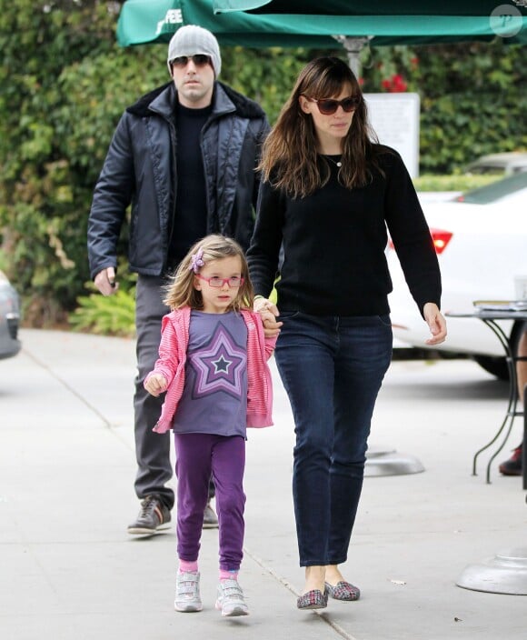 Ben Affleck en retrait avec sa femme l'actrice Jennifer Garner et leur fille Seraphina à Santa Monica le 25 Octobre 2013.