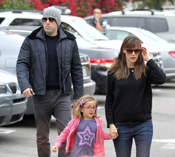 Ben Affleck et sa femme l'actrice Jennifer Garner avec leur fille Seraphina à Santa Monica le 25 Octobre 2013.