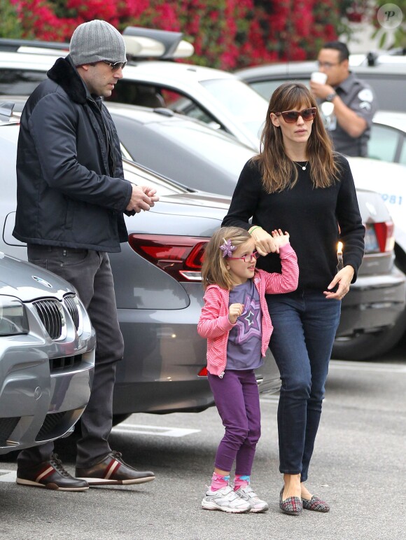 Ben Affleck et sa femme l'actrice Jennifer Garner avec leur fille Seraphina à Santa Monica le 25 Octobre 2013.