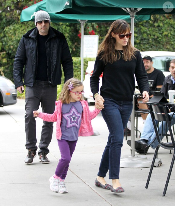 Ben Affleck et sa femme l'actrice Jennifer Garner avec leur fille Seraphina à Santa Monica le 25 Octobre 2013.