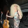 Lady Gaga quitte son hôtel de Londres, une guitare à la main, pour se rendre à ses répétitions, le 26 octobre 2013.