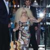 Lady Gaga quitte son hôtel de Londres, une guitare à la main, pour se rendre à ses répétitions, le 26 octobre 2013.