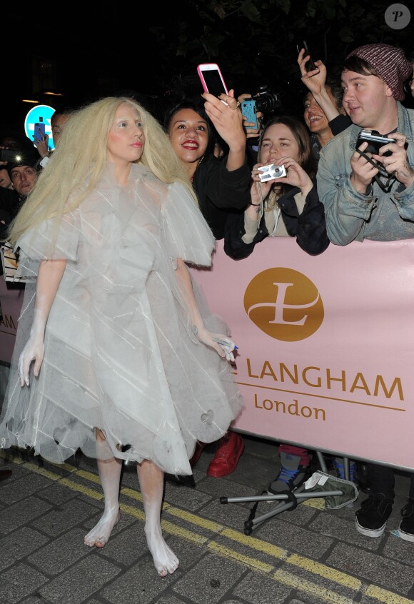 Lady Gaga à Londres, vêtue d'une robe en tulle transparente, le 25 octobre 2013.