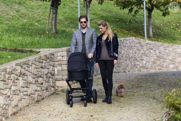 Michelle Hunziker et son fiancé Tomaso Trussardi avec leur fille Sole à Milan le 24 octobre 2013.
