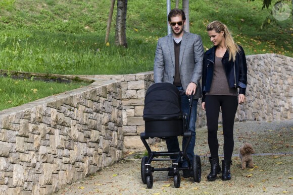 Michelle Hunziker et son fiancé Tomaso Trussardi avec leur fille Sole à Milan le 24 octobre 2013.