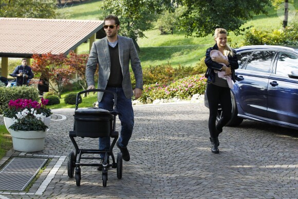 Michelle Hunziker et son fiancé Tomaso Trussardi avec leur fille Sole à Milan le 24 octobre 2013.