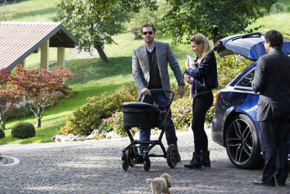 Michelle Hunziker et son fiancé Tomaso Trussardi avec leur fille Sole à Milan le 24 octobre 2013.