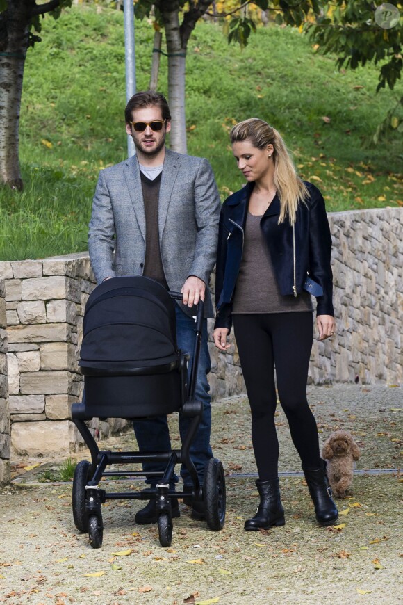 Michelle Hunziker et son fiancé Tomaso Trussardi avec leur fille Sole à Milan le 24 octobre 2013.