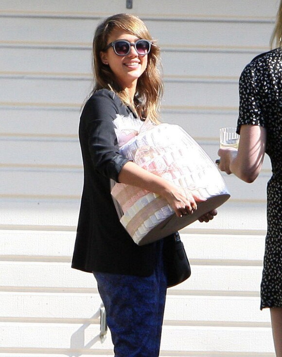 La comédienne Jessica Alba se rend à une baby shower le 27 octobre 2013.
