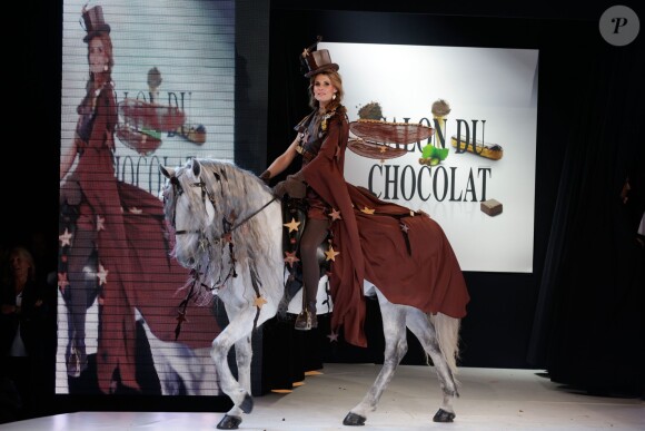 Sophie Thalmann lors du défilé du 19e Salon du chocolat à Paris le 29 octobre 2013 à la Porte de Versailles