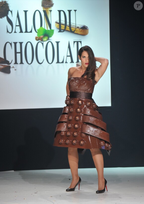 Elisa Tovati lors du défilé du 19e Salon du chocolat à Paris, à la Porte de Versailles, le 29 octobre 2013