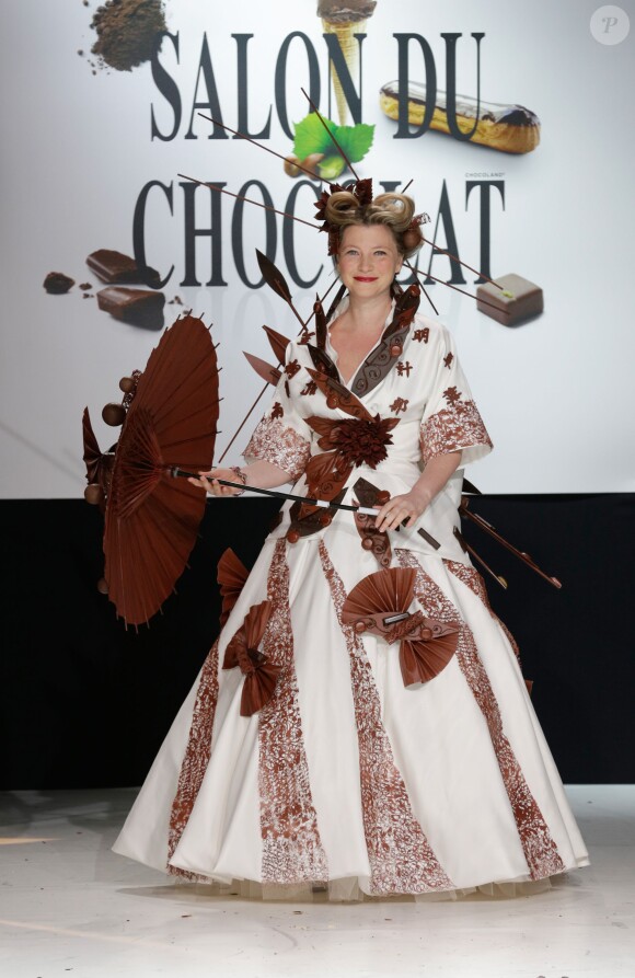 Cécile Bois lors du défilé pour le 19e Salon du chocolat à la Porte de Versailles à Paris le 29 octobre 2013