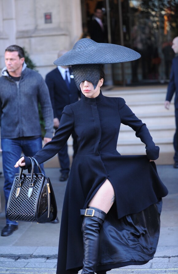 Lady Gaga sortant de son hôtel à Londres, le 30 octobre 2013.