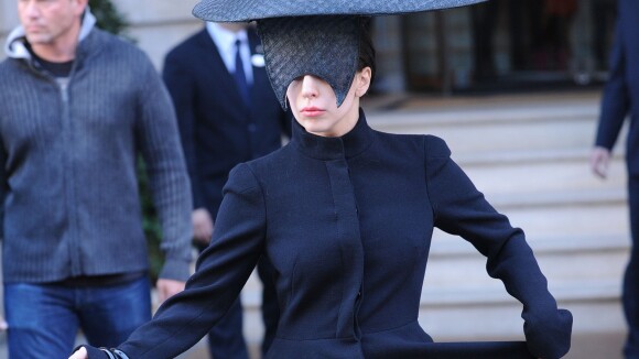 Lady Gaga en deuil change de look : La star pleure la mort d'Alice, son chien
