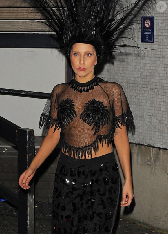 En Louis Vuitton de la tête au pied, Lady Gaga quitte les studios où elle a enregistré l'émission de Graham Norton pour BBC One, à Londres le 29 octobre 2013. 