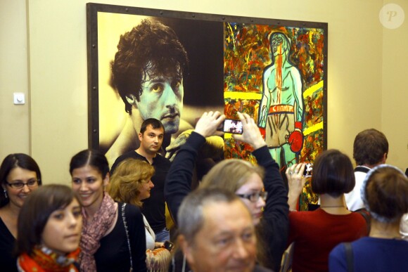 L'inauguration d'une exposition des peintures de Sylvester Stallone au château du Musée d'Etat russe des ingénieurs à Saint-Pétersbourg en Russie le 27 octobre 2013