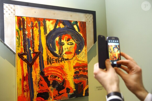 L'inauguration d'une exposition des peintures de Sylvester Stallone au château du Musée d'Etat russe des ingénieurs à Saint-Pétersbourg en Russie le 27 octobre 2013