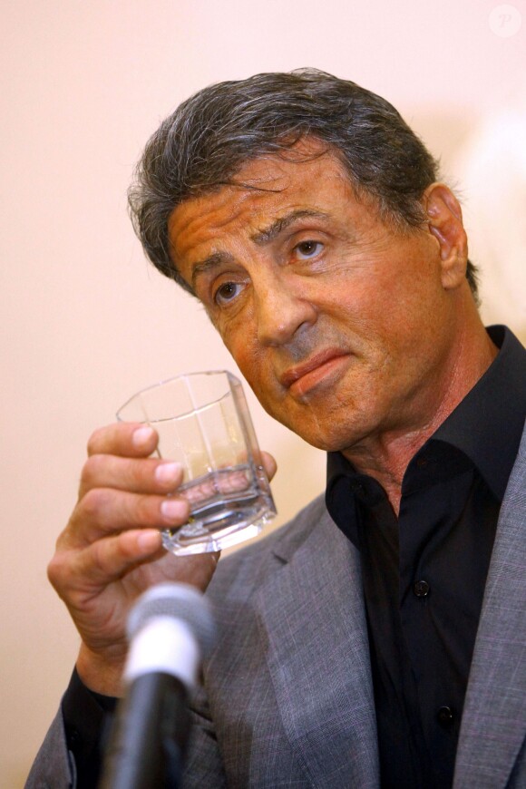 L'acteur, réalisateur et artiste américain Sylvester Stallone donne une conférence de presse sur l'ouverture d'une exposition de ses peintures au château du Musée d'Etat russe des ingénieurs à Saint-Pétersbourg en Russie le 27 octobre 2013