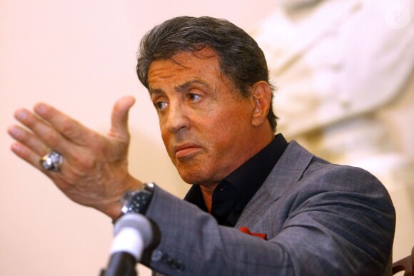 L'acteur, réalisateur et artiste américain Sylvester Stallone donne une conférence de presse sur l'ouverture d'une exposition de ses peintures au château du Musée d'Etat russe des ingénieurs à Saint-Pétersbourg en Russie le 27 octobre 2013