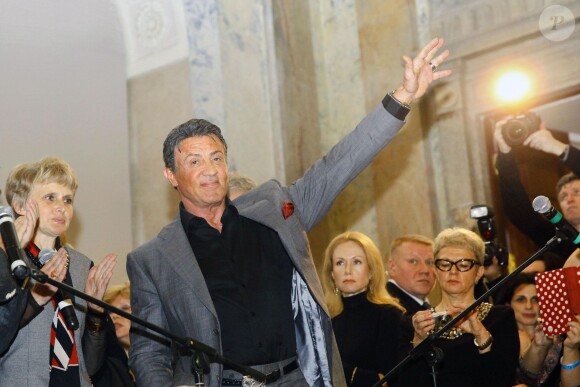 Sylvester Stallone arrivant à l'inauguration d'une exposition de ses peintures au château du Musée d'Etat russe des ingénieurs à Saint-Pétersbourg en Russie le 27 octobre 2013