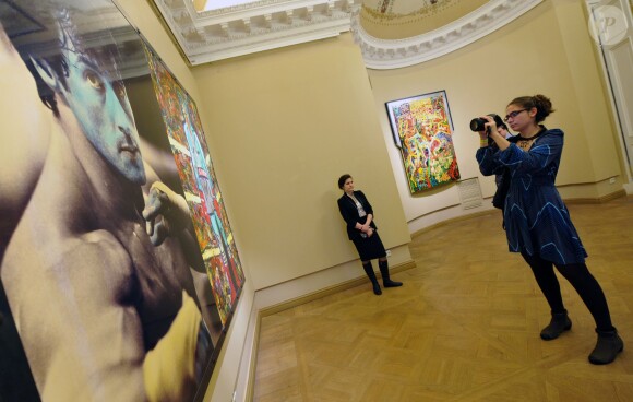 L'inauguration d'une exposition des peintures de Sylvester Stallone au château du Musée d'Etat russe des ingénieurs à Saint-Pétersbourg en Russie le 27 octobre 2013